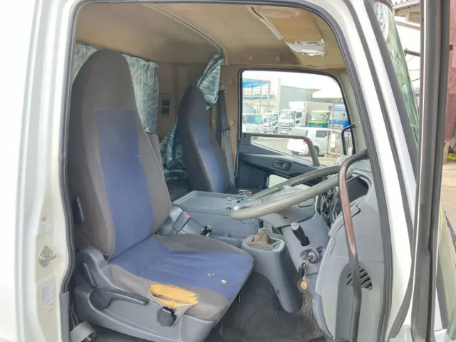 シャシとネタの状態です。ネタは木製です|三菱 ファイター QKG-FK62FZ(2WD)の写真13