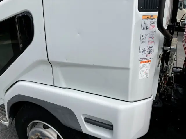 キャブルーフにキズ・凹み・サビがあります。|三菱 ファイター QKG-FK62FZ(2WD)の写真45