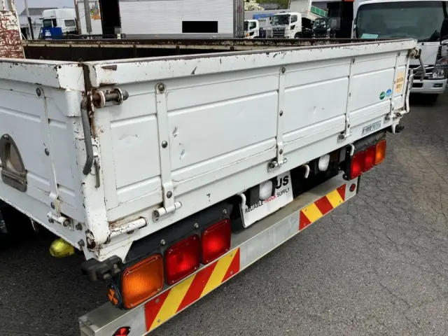 アオリ下部にふくらみ・すき間があります。左右にあります|三菱 ファイター QKG-FK62FZ(2WD)の写真87