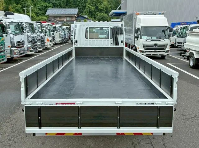 床は板張りです。|三菱 ファイター 2KG-FK62F(2WD)の写真10