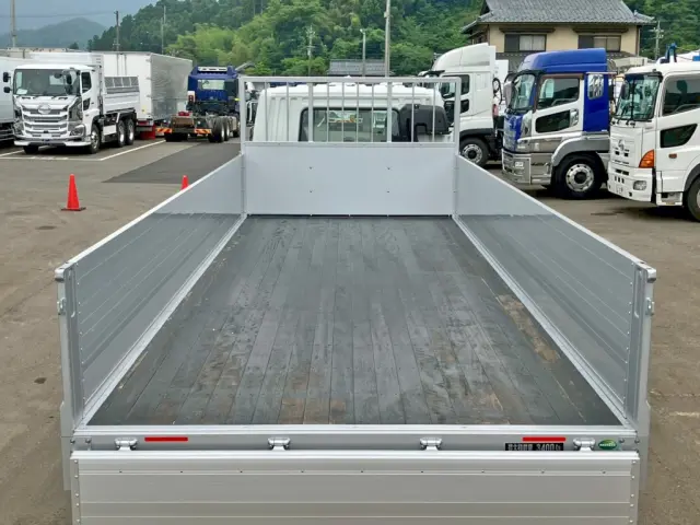 床は板張りです。|三菱 ファイター 2KG-FK65F(2WD)の写真8