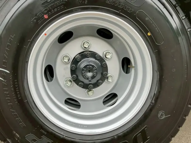 運転席側2軸目のホイールに歪み・キズがあります。|三菱 ファイター 2KG-FK65F(2WD)の写真13