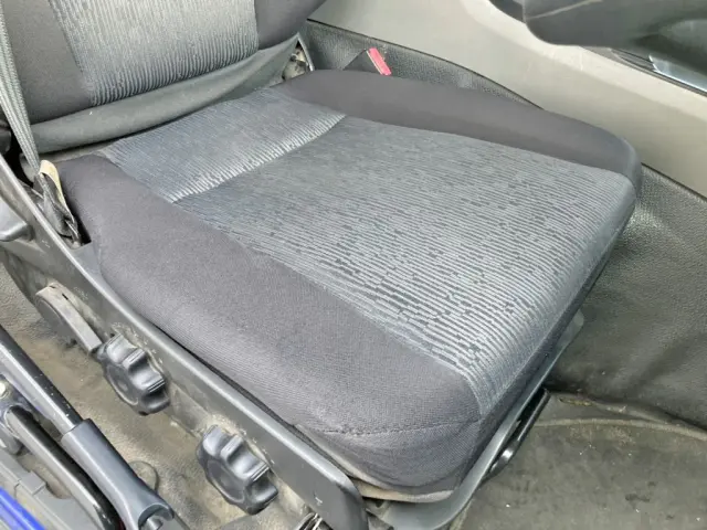 運転席座面にヘタリがあります。|三菱 スーパーグレート 2PG-FV70HXの写真9