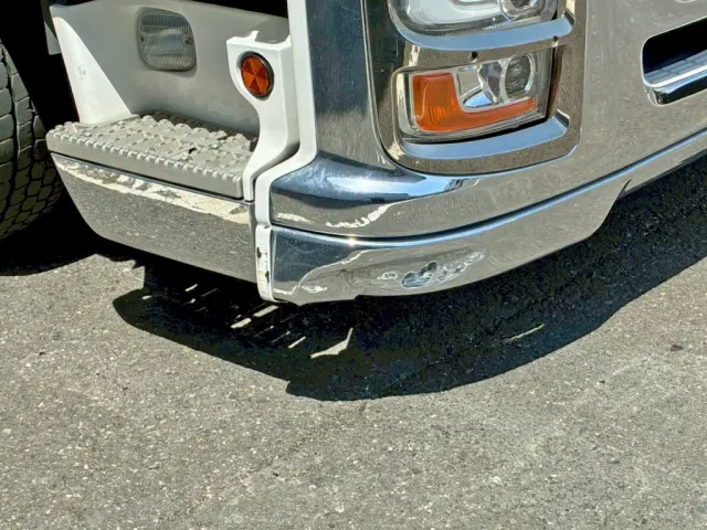 フロントバンパーの運転席側にヘコミがあります。|いすゞ ギガ 2PG-CYJ77D(8x4)の写真21