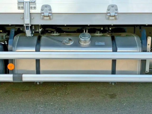 燃料タンクは300Lアルミ製です。|いすゞ ギガ 2PG-CYJ77D(8x4)の写真23