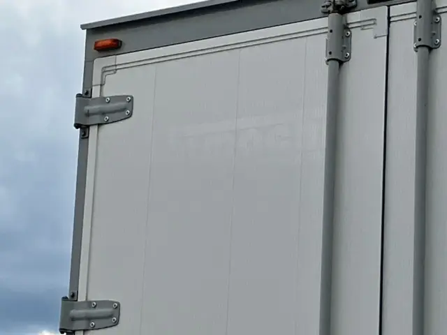 いすゞ ギガ QKG-CYJ77B(8x4)の写真28