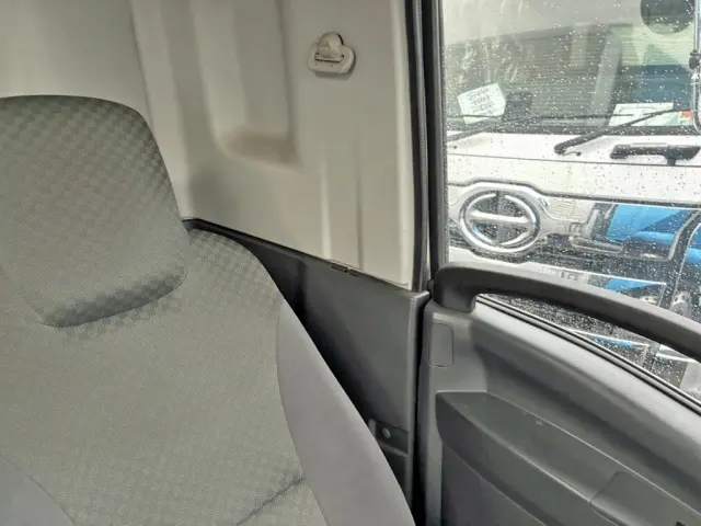 助手席側シートベルト欠品しています。(修理予定)|いすゞ フォワード 2RG-FRR90S2(2WD)の写真9