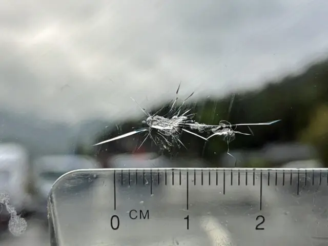 フロントガラスの運転席側正面に飛び石跡があります。|いすゞ フォワード 2RG-FRR90S2(2WD)の写真17