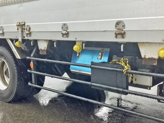 ボディー運転席側中央にステンレス製の工具箱が付いています。|いすゞ フォワード 2RG-FSR90S2の写真14