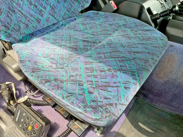 運転席座面にヘタリがあります。|いすゞ ギガ QKG-CYJ77Aの写真8