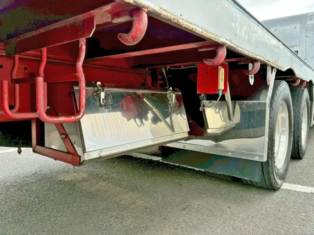 ボディー運転席側後方にステンレス製の工具箱が付いています。|いすゞ ギガ QKG-CYJ77Aの写真21
