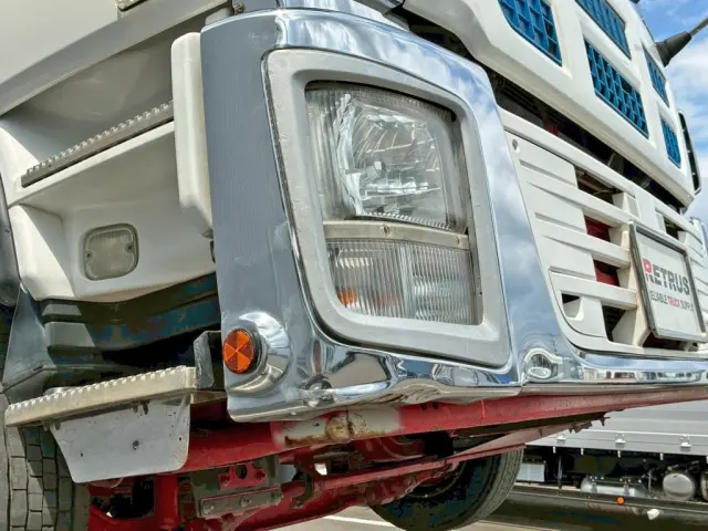フロントバンパーの運転席にキズ・ヘコミがあります。|いすゞ ギガ QKG-CYJ77Aの写真27