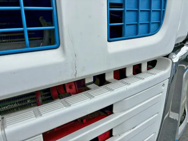 フロントパネル中央部に割れがあります。|いすゞ ギガ QKG-CYJ77Aの写真28
