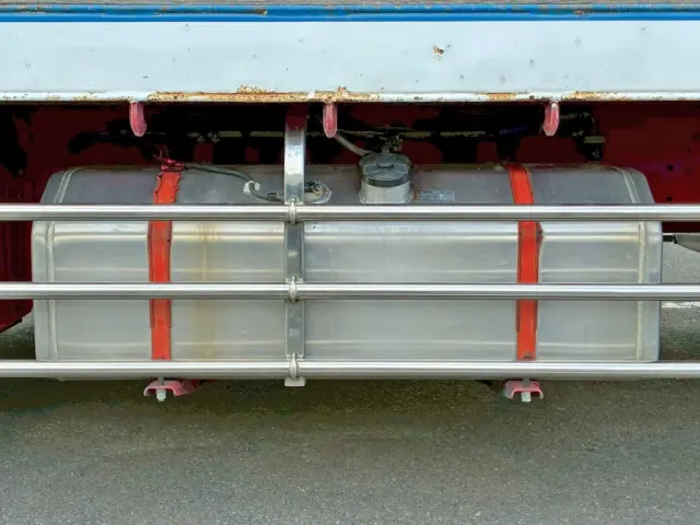 燃料タンクは300Lアルミ製です。|いすゞ ギガ QKG-CYJ77Aの写真31