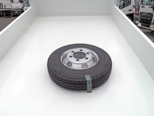 タイヤが荷台に積載されています。|三菱 キャンター 2PG-FEBM0(2WD)の写真10