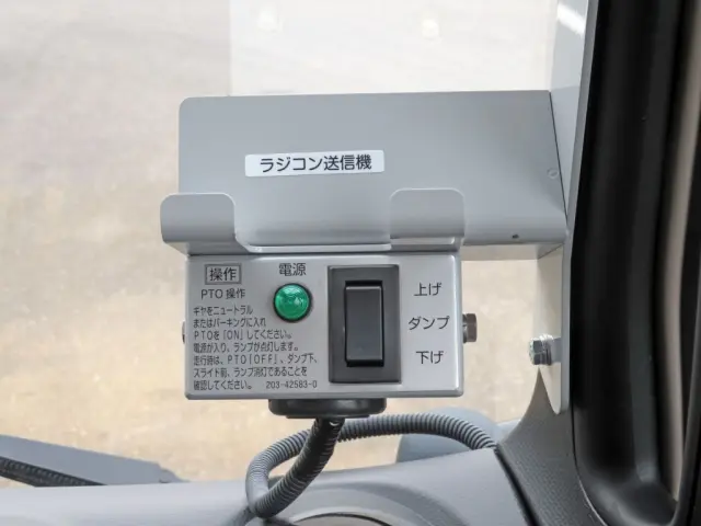 ダンプの操作スイッチです。|三菱 キャンター 2PG-FEBM0(2WD)の写真16
