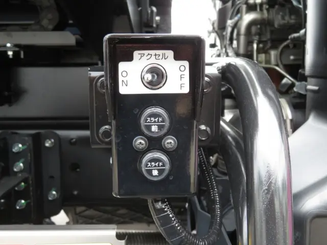 セーフティの操作スイッチです。|三菱 キャンター 2PG-FEBM0(2WD)の写真17