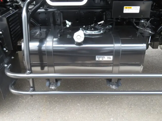 燃料タンクは70Lです。|三菱 キャンター 2PG-FEBM0(2WD)の写真18