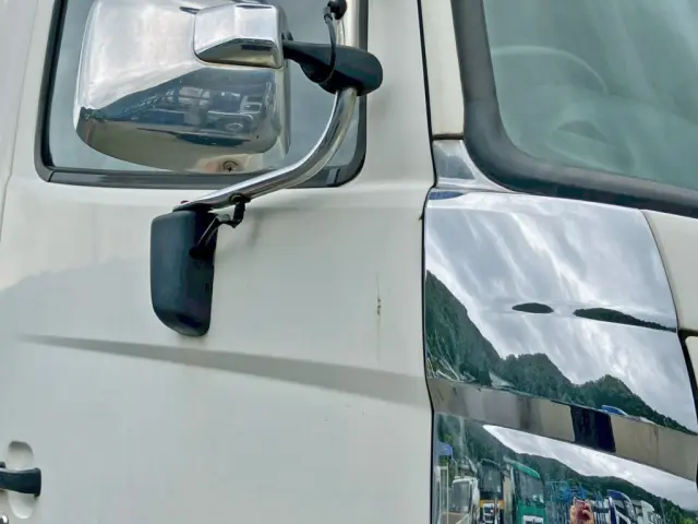 運転席側ドアにキズがあります。|日野 プロフィア QPG-FS1EREAの写真17