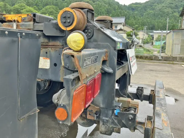 助手席側テールランプステイに曲がりがあります。|日野 プロフィア QPG-FS1EREAの写真21