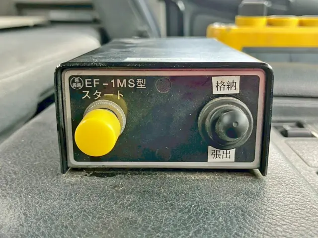 格納式リヤバンパーの昇降スイッチです。|日野 プロフィア QPG-FS1EREAの写真28