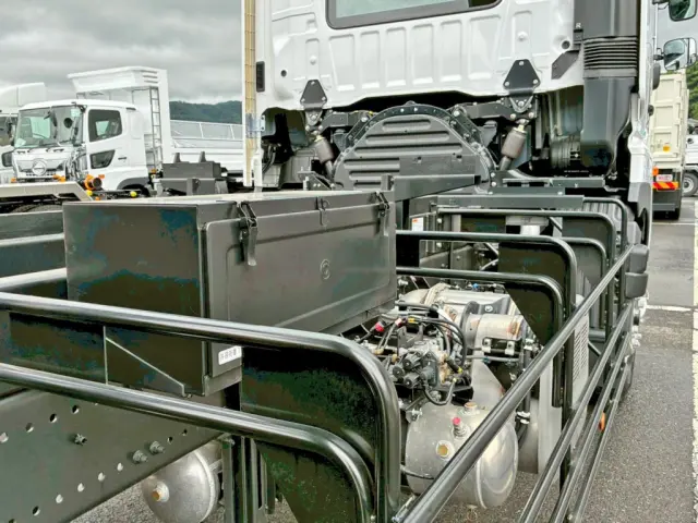 運転席側に工具箱が付いています。|日野 プロフィア 2DG-FS1AHE(6x4)の写真16