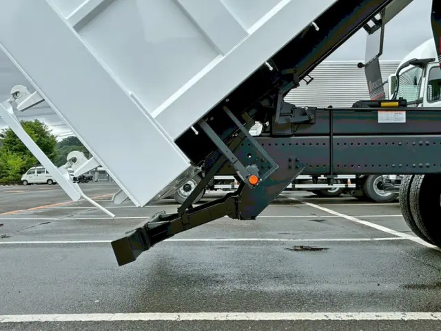 リヤバンパーは可倒式です。|日野 プロフィア 2DG-FS1AHE(6x4)の写真17