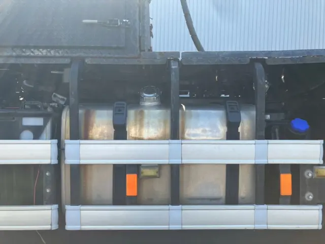 燃料タンクは390Lアルミ製です。|日野 プロフィア QDG-SS1EKDAの写真26