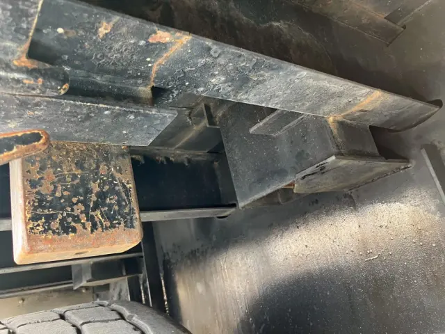 運転席側1・2軸目間の横ネタに亀裂があります。|トレクス トレクス PFB332ACの写真14