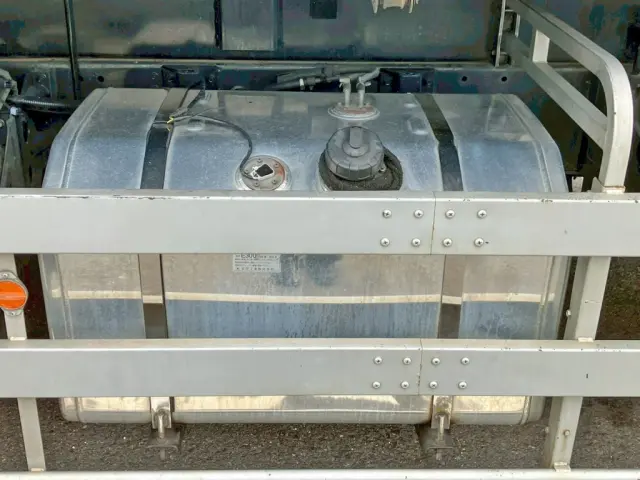 燃料タンクは300Lアルミ製です。|いすゞ ギガ QPG-CYM77BMの写真25