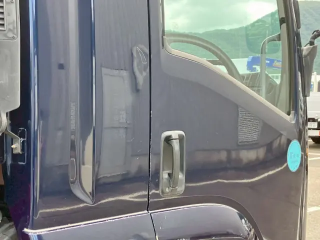 運転席側クォーターパネルに傷・シールはがし跡があります。|いすゞ フォワード LKG-FTR90S2の写真26