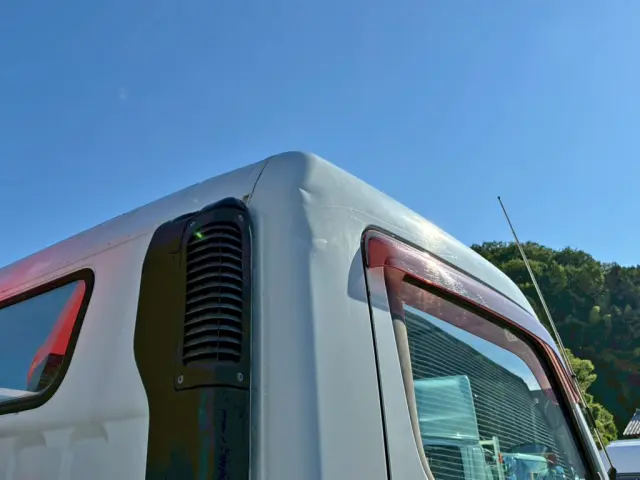キャビン運転席側後方上部にヘコミがあります。|三菱 キャンター SKG-FEB80(2WD)の写真29