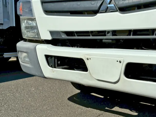 フロントバンパー運転席側下部にヘコミがあります。|三菱 キャンター SKG-FEB80(2WD)の写真31
