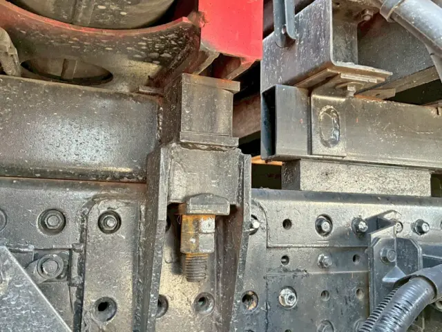 クレーン取付Uボルトに緩みがあります。|三菱 キャンター SKG-FEB80(2WD)の写真36