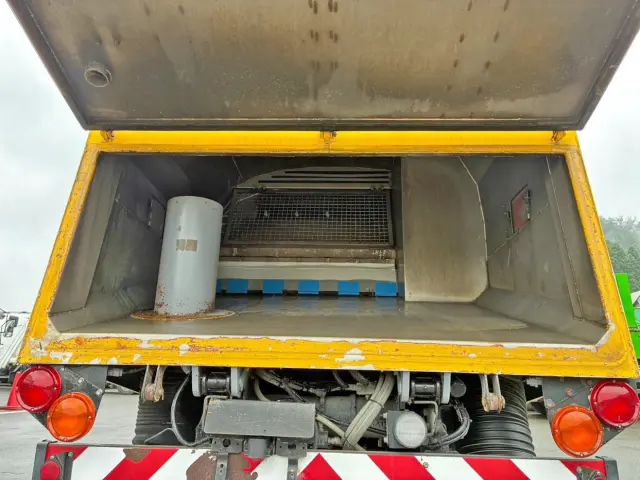 ホッパー内部の状態です。|いすゞ エルフ TPG-NMR85N(2WD)の写真12