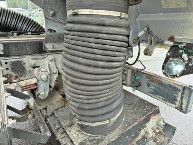 フードに細かなヒビ割れがあります。|いすゞ エルフ TPG-NMR85N(2WD)の写真22