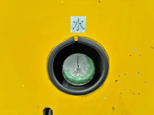 水タンクのキャップに割れがあります。|いすゞ エルフ TPG-NMR85N(2WD)の写真31