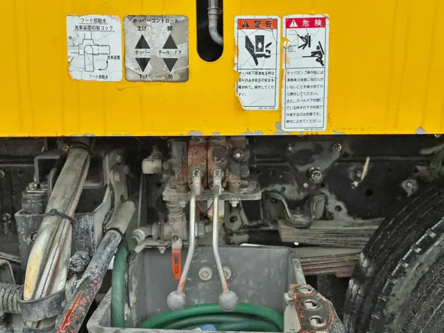 ホッパーの開閉 及び テールドアの開閉レバーです。|いすゞ エルフ TPG-NMR85N(2WD)の写真44