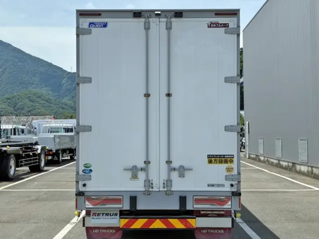 リヤ周りの状態です。(運転席側ドア上部にシールはがし跡があります)|UD ビックサム 2PG-CG5CAの写真9