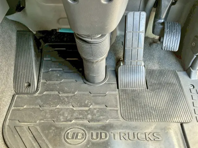 2ペダル仕様です。|UD ビックサム 2PG-CG5CAの写真33