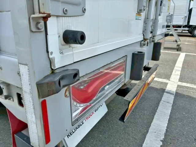 助手席側リヤドア角 及び 当たりゴムに曲がりがあります。|UD ビックサム 2PG-CG5CAの写真20