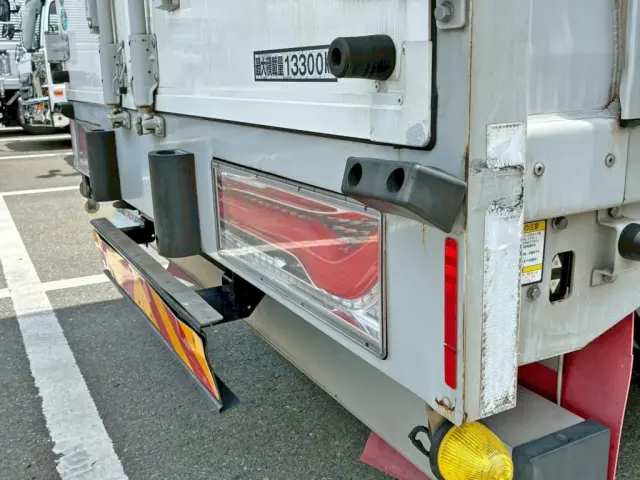 運転席側当たりゴムに曲がりがあります。|UD ビックサム 2PG-CG5CAの写真21