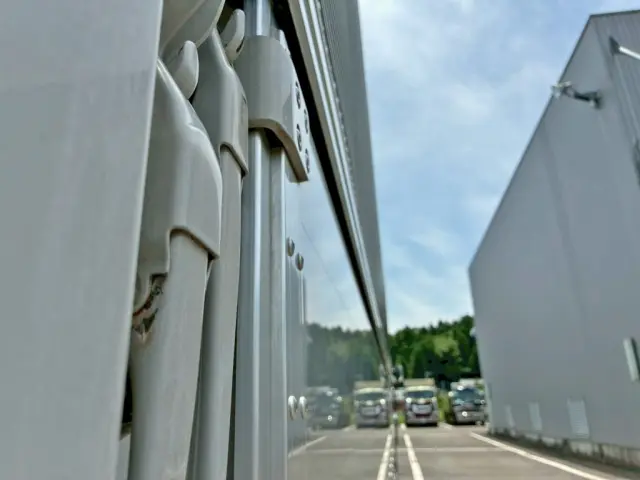左右羽根に膨らみがある為、全幅オーバーしています。(運転席側)|UD ビックサム 2PG-CG5CAの写真26