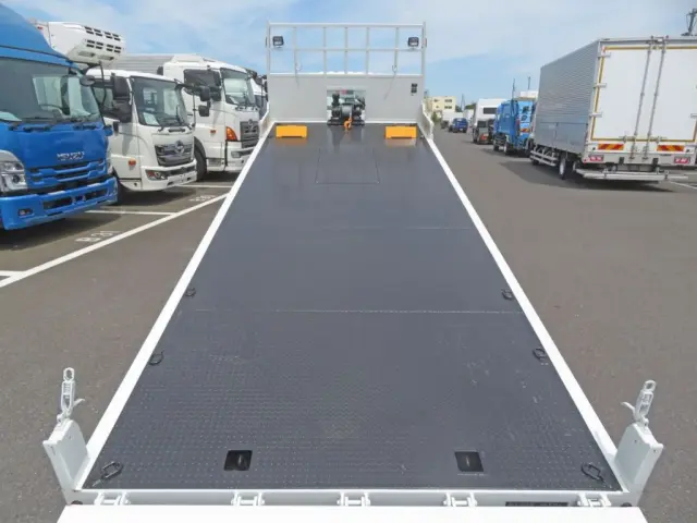 床は鉄製の縞板です。|三菱 ファイター 2KG-FK62F(2WD)の写真9