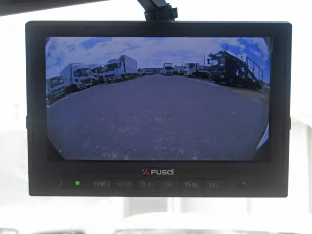 液晶バックモニター付きです。|三菱 ファイター 2KG-FK62F(2WD)の写真19
