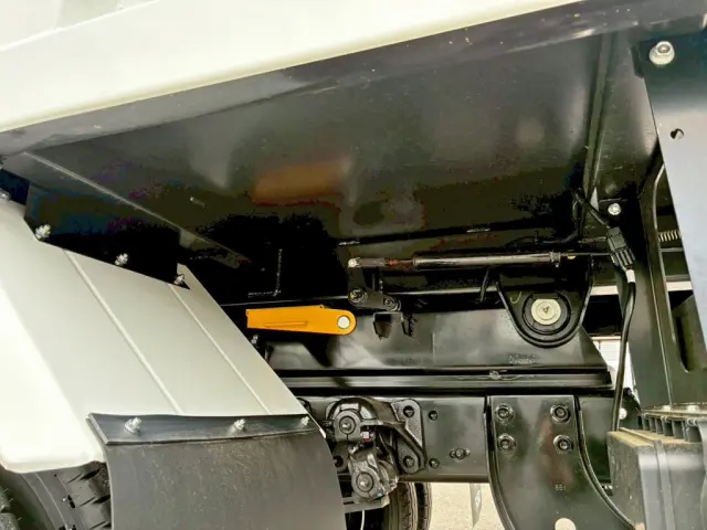 シャーシとネタの状態です。(縦ネタ・横ネタは鉄製です)|三菱 ファイター 2KG-FK62F(2WD)の写真6