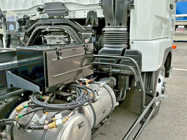 運転席側に工具箱が付いています。|三菱 ファイター 2KG-FK62F(2WD)の写真14