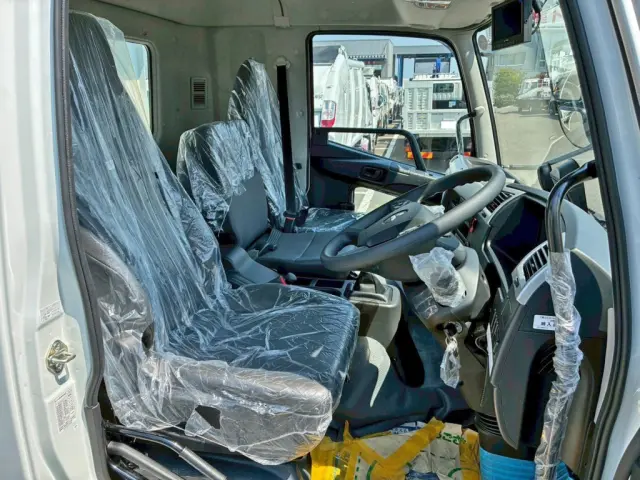 乗車定員は3名です。|三菱 ファイター 2KG-FK62F(2WD)の写真7