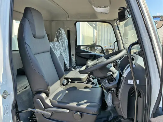 乗車定員は3名です。|三菱 ファイター 2KG-FK62F(2WD)の写真7