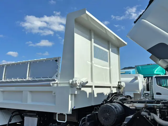運転席側に工具箱が付いています。|三菱 ファイター 2KG-FK62F(2WD)の写真12
